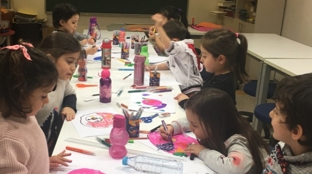 Bahçelievler Okyanus Okul Öncesi Öğrencileri İlgi Yetenek Merkezi Resim Dersinde