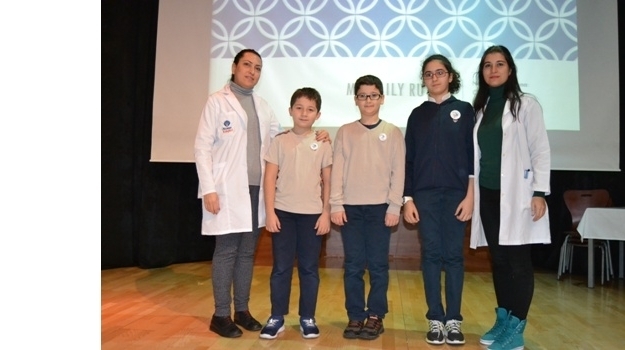Beylikdüzü Okyanus Ortaokul Öğrencilerinin 'Bookworm' (Kitap Kurdu) Rozetleri Verildi