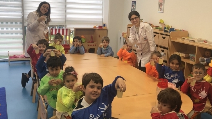 Deniz Yıldızı Grubu 11 Aralık Perşembe günü Bilingual dersinde limonata yaptılar.