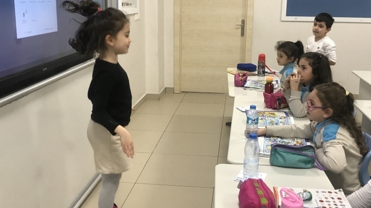 Eryaman Okyanus Koleji İlkokul Kademesi 1. Sınıf Öğrencileri Main Course Dersinde