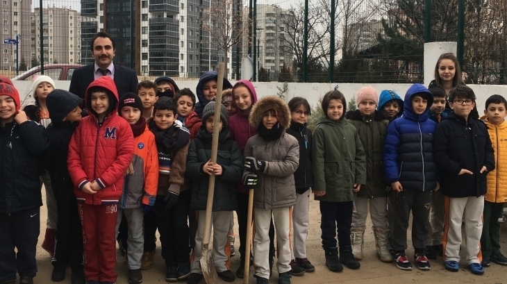 İlkokul Kademesi 3. Sınıf Öğrencileri Ağaç Dikme Etkinliğinde