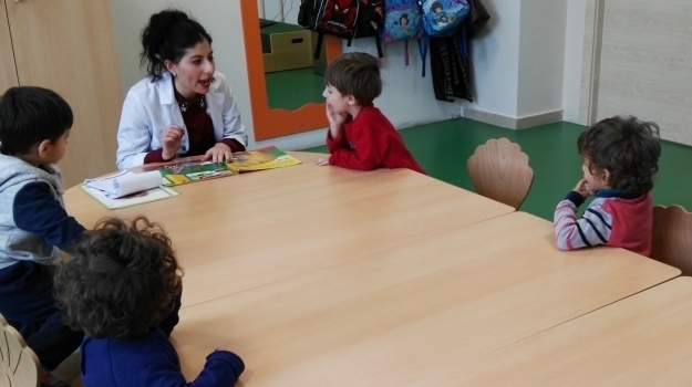 Eryaman Okyanus Okul Öncesi Çiçekler Sınıfı İngilizce Dersinde Hikaye Okuma Etkinliğinde