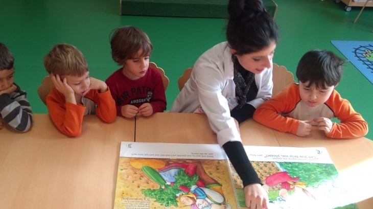 Eryaman Okyanus Koleji Okul Öncesi İnciler Sınıfı İngilizce Dersinde Sağlıklı Yiyecekleri Öğreniyor