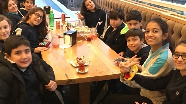Eryaman Okyanus 6-B Sınıfı Öğrencileri Akşam Yemeğine Gittiler