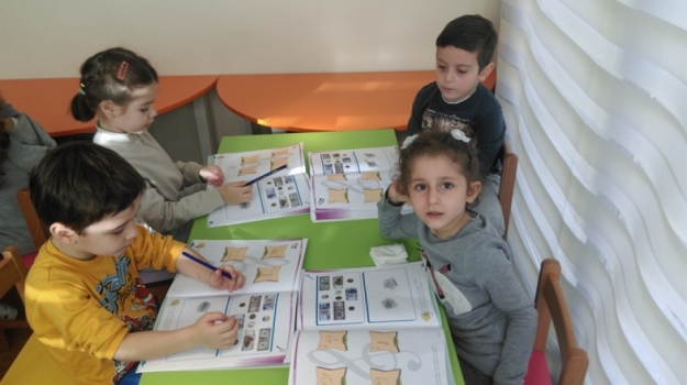 Fatih  Gökkuşağı Sınıfı Kitap Çalışması Yapıyor