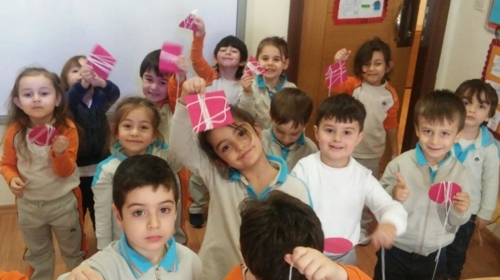 Fatih Okyanus Koleji Okul Öncesi  İnciler Grubu Sanat Dersinde