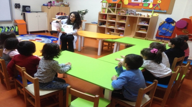 Güneşli  Okyanus  Koleji  Okul Öncesi  Yunuslar  Grubu  İngilizce Dersinde