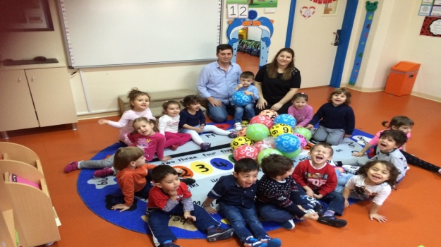 Güneşli Okyanus Koleji  Rüzgarlar Grubu Tabaktan Kardan Adam Maskesi Yapıyor