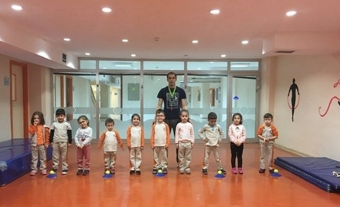 Güneşli Okyanus Koleji Okul Öncesi Balıklar Grubu Beceri Koordinasyon Dersinde