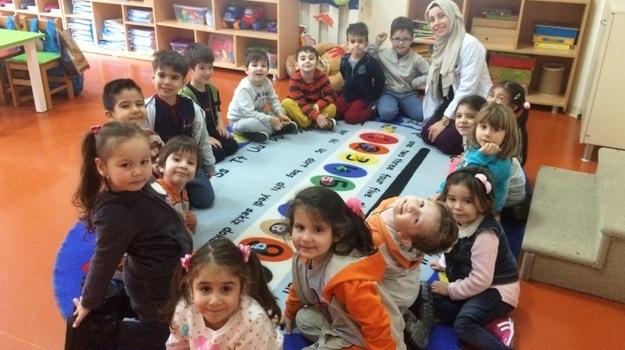 Güneşli Okyanus Koleji Okul Öncesi Balıklar Sınıfı Okuma Yazmaya Hazırlık Çalışmasında