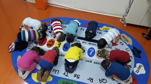 Güneşli Okyanus Koleji Okul Öncesi Çiçekler Grubu  “Sınıfta kim yok?” Oynuyor