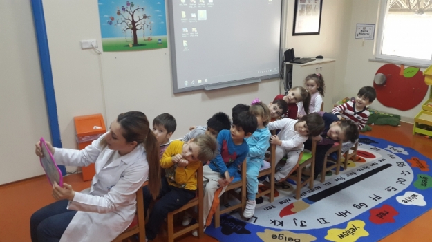 Güneşli Okyanus Koleji Okul Öncesi Çiçekler Grubu Otobüs Yolculuğu Yapıyor