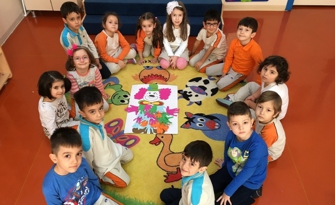 Güneşli Okyanus Koleji Okul Öncesi Gezegenler Grubu Sanat Etkinliği Dersinde