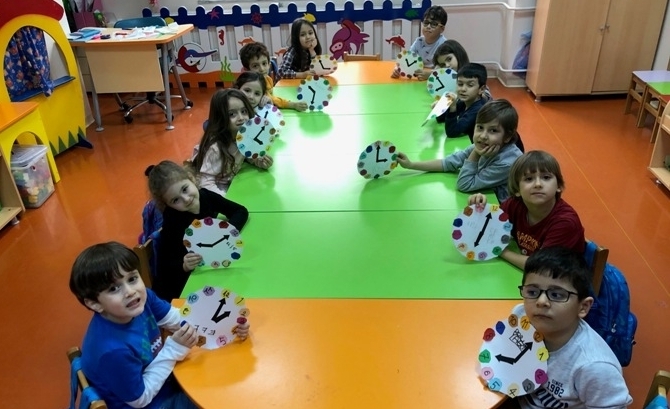 Güneşli Okyanus Koleji Okul Öncesi Gezegenler Grubu Saati Tanıyor