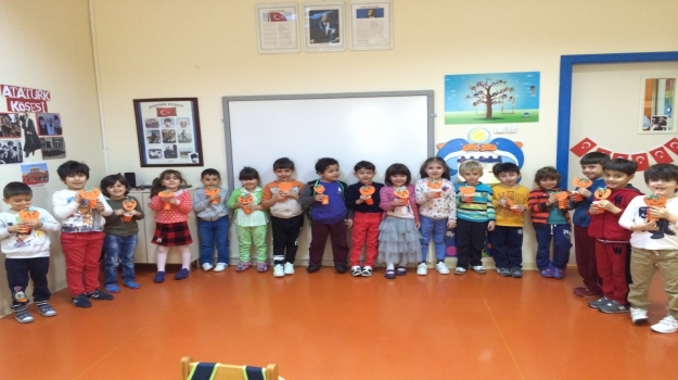 Güneşli Okyanus Koleji Okul Öncesi Gezegenler Grubu Limonata Yapıyor