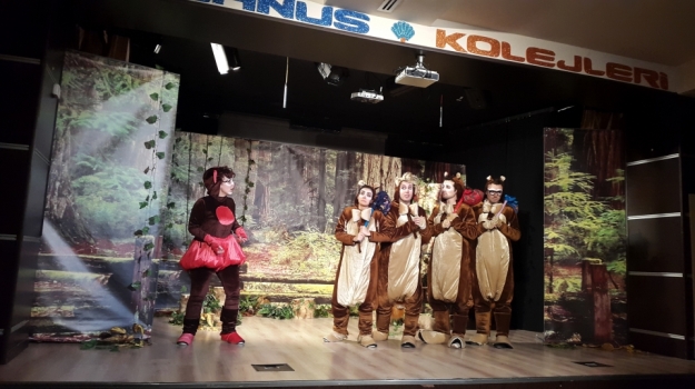 Güneşli Okyanus Koleji Okul Öncesi Öğrencileri Afacan Sincaplar İle Maymun Tilki Adlı Tiyatroyu İzlediler.