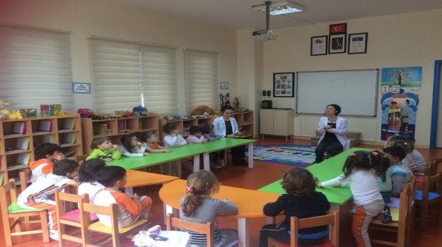 Güneşli Okyanus koleji okul öncesi Rüzgarlar Grubu Bilingual Dersinde