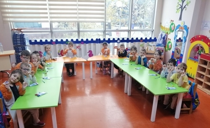Güneşli Okyanus Koleji Okul Öncesi Yıldızlar Grubu Sanat Etkinliği Dersinde