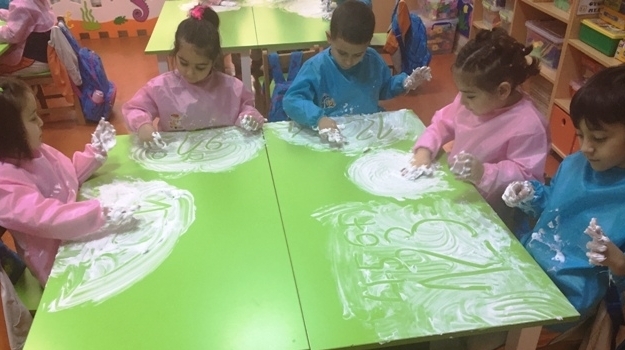 Güneşli Okyanus Koleji Okul Öncesi Yıldızlar Grubu Traş Köpüğüyle Rakamları Çalışıyor