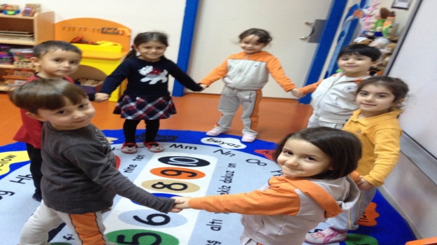 Güneşli Okyanus Koleji Okul Öncesi Yunuslar Grubu Eskici Minder  Oyununu Oynuyor