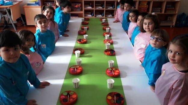 Güneşli Okyanus Koleji Okul Öncesi Yunuslar Grubu “Kış Resmi” Yapıyor.