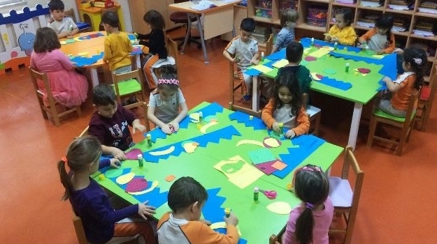 Güneşli Okyanus Koleji Okul Öncesi Yunuslar Grubu Meyve Taçları Yapıyor