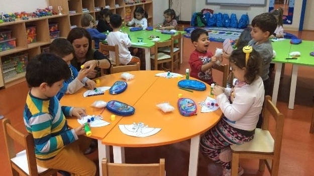 Güneşli Okyanus Koleji Okul Öncesi Yunuslar Grubu Veli Etkinliğinde Kardan Adam Yapıyor