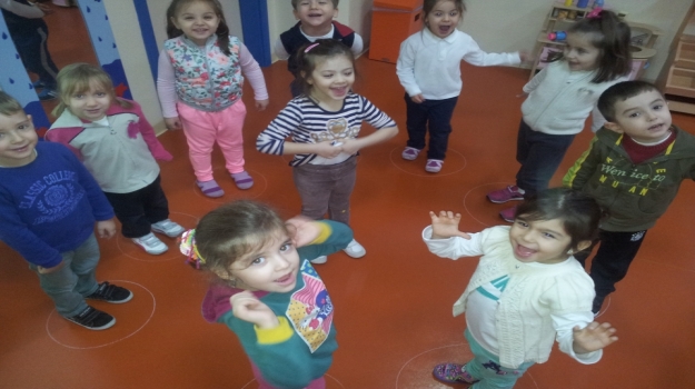 Güneşli Okyanus Koleji Okul Ööncesi  Balıklar Grubu Ebe Tavşan Oyunu Oynuyor