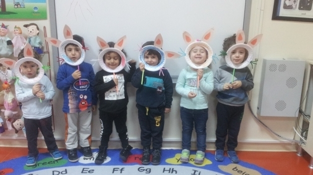 Güneşli Okyanus Koleji Rüzgarlar Grubu Tavşan Maskesi Yapıyor