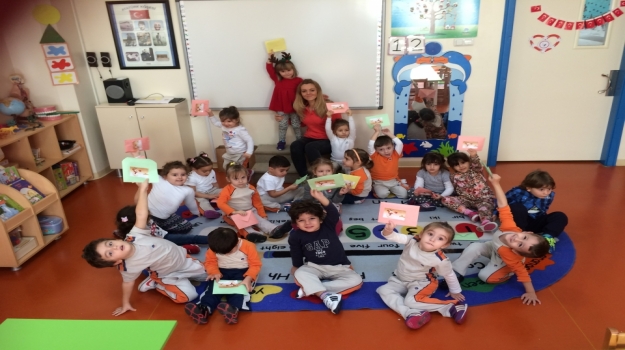 Güneşli Okyanus Koleji Rüzgarlar Grubu Yeni Yıl Kartı Yapıyor