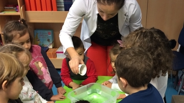 Halkalı Okul Öncesi Yunuslar Grubu Deney Yapıyor.