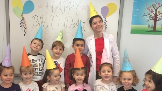 Halkalı Okul Öncesi Yunuslar Grubu Öğrencileri İngilizce Dersinde