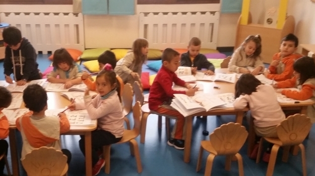 İncek Okyanus Koleji Güneş Grubu Öğrencileri Kitap Çalışması Dersinde