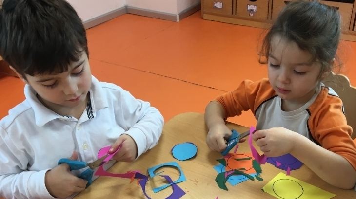 İnciler Sınıfı “Daireler ile Resim Yapıyorum” Etkinliği Yapıyor