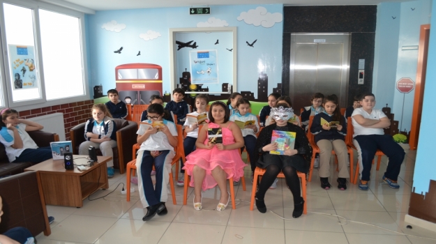 Halkalı Okyanus'ta İngilizce Kitap Okuma Etkinliği