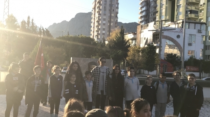 İngilizce Kompozisyon ve Yorumlar ile Dereceye Giren Öğrencilerimize Rozetleri Takdim Edildi