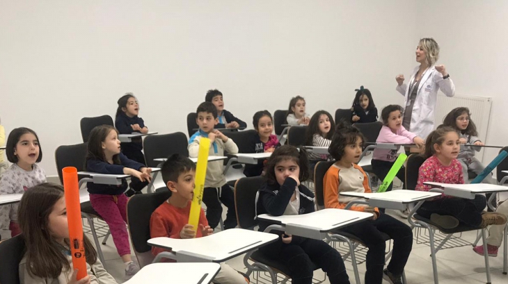 Keçiören Okyanus Koleji İlkokul Kademesi Boomwhackers Çalıyor.