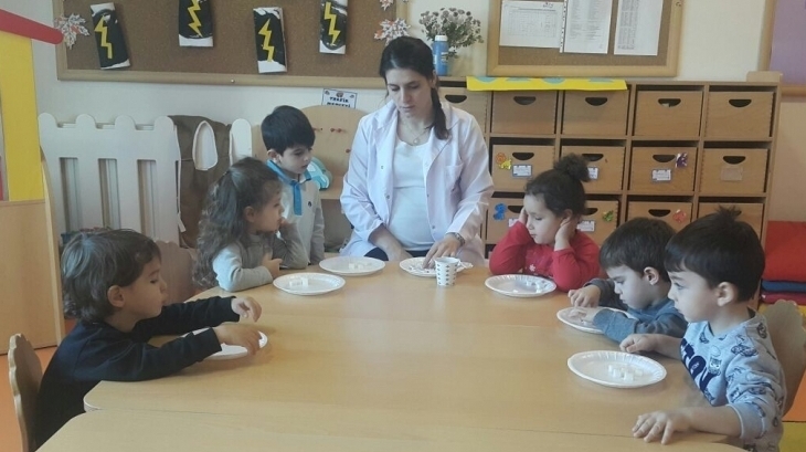 Kemerburgaz Okyanus Koleji  Çiçekler Grubu Fen ve Doğa Etkinliğinde “Eriyen Renkli Şeker Deneyi” Yapıyor
