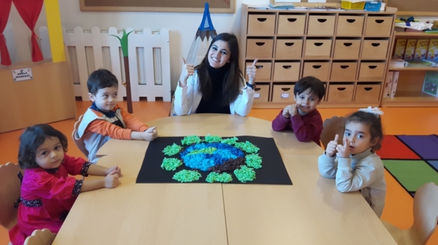 Kemerburgaz Okyanus Koleji Okul Öncesi Çiçekler Grubu Sanat Etkinliği Yapıyor