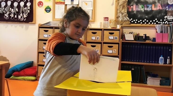 Kemerburgaz Okyanus Koleji Yıldızlar Grubu Öğrencileri İnsan Hakları ve Demokrasi Haftasında Sınıf Başkanı’nı Seçiyor
