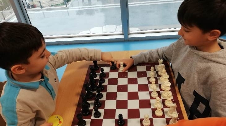 Mavişehir Okyanus Koleji Okul Öncesi Çiçekler Grubu Satranç Dersinde