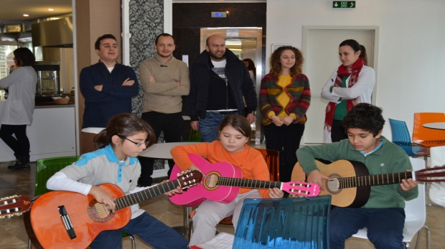 Müzik Yetenek Öğrencilerinden Gitar Dinletisi