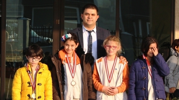 Nilüfer Okyanus Koleji’nde Sınav Derecelerine Giren Öğrencilerin Ödülleri Dağıtıldı