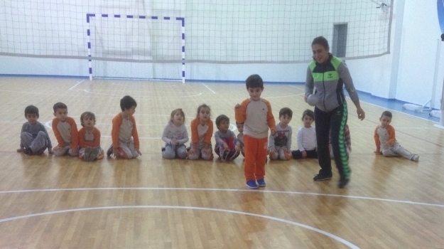 Nilüfer Okyanus Koleji Okul Öncesi Yunuslar Grubu Öğrencileri Beceri Koordinasyon Dersinde