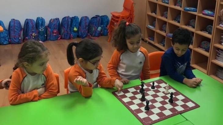 Okul Öncesi Bulutlar Grubu öğrencileri Satranç Etkinliği Dersinde