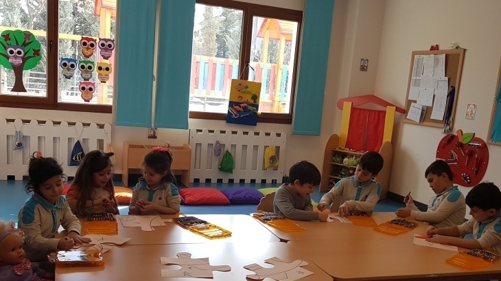 Okul Öncesi Gezegenler Sınıfı Sanat Etkinliğinde Resim Boyama Ve Tamamlama Çalışması Yaptılar.