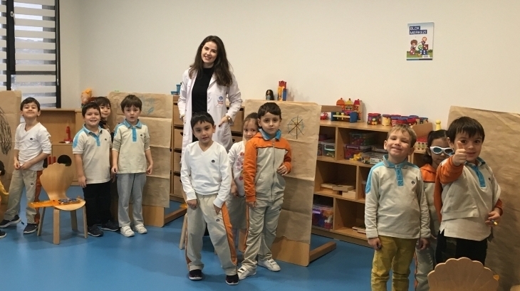 Okul Öncesi Güneş Grubu Bilingual Dersinde Afiş Tasarladı