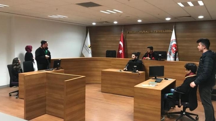 Okyanus Hukuk Kariyer Kulübü Öğrencileri İstanbul Ticaret Üniversitesi Hukuk Fakültesinde