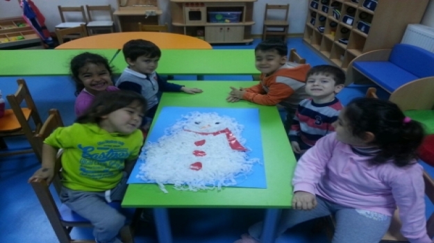 Avcılar Okyanus Okul Öncesi Yağmurlar Grubu Kardan Adam Yapıyor