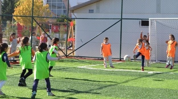 Konyaaltı Okyanusta 'Kız Futbol Müsabakaları' Başladı